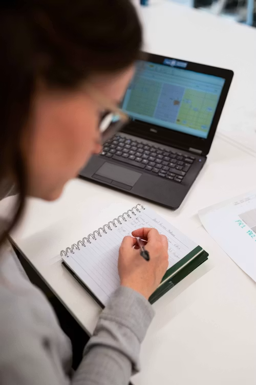 Teamoverleg over digitale tijdsregistratie en compliance tegen 2027 in een KMO-omgeving